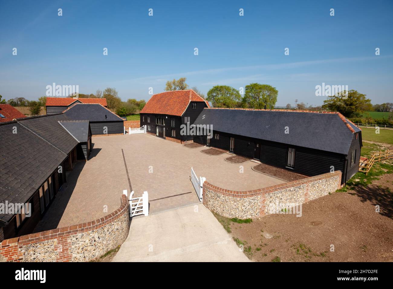 Great Sampford, Essex - April 16 2020: Ehemalige verödelte Bauernhöfe, die in abgelegene englische Landschaften mit Holzverkleidungen umgewandelt wurden Stockfoto