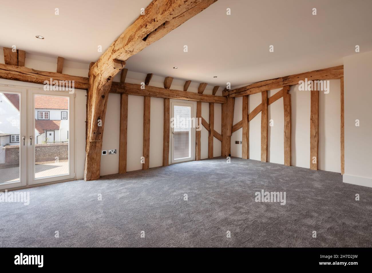 Great Sampford, Essex - April 16 2020: Das Schlafzimmer wurde aus einer verrobten Farmscheune umgebaut, um eine wunderschöne Unterkunft zu bieten, die ursprüngliche Merkmale beibehalten hat Stockfoto