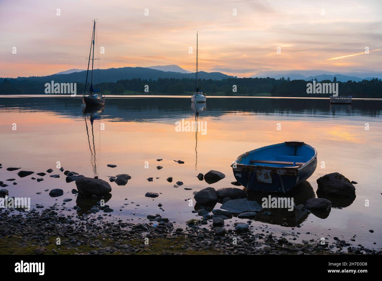 Britische Landschaft, Blick an einem Sommerabend auf Boote, die in Waterhead am nördlichen Ende des Lake Windermere, Cumbria, England, vertäut sind Stockfoto