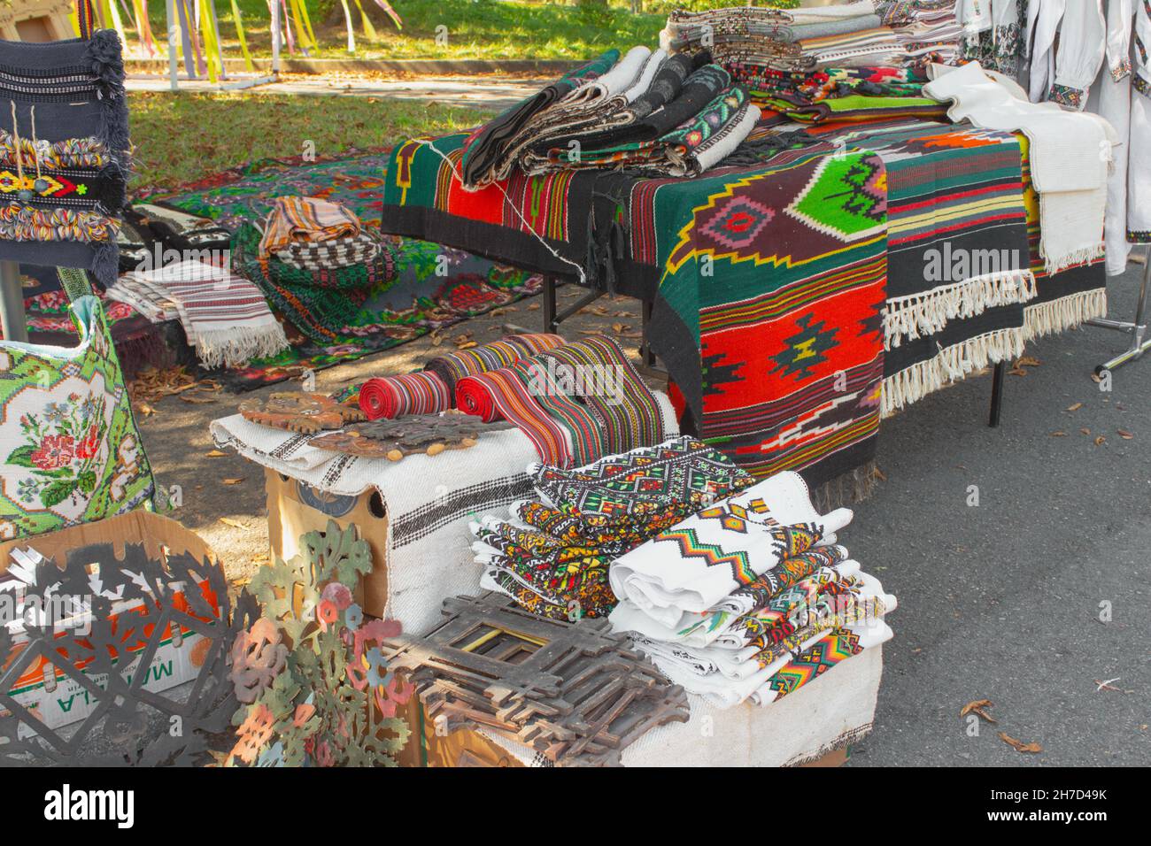 Vintage ukrainische Kleidung, traditionelle bestickte Hemden, vyschywanka, bestickte Handtücher, hutsul gewebte Teppiche auf Flohmarkt oder nationalen Festival Stockfoto