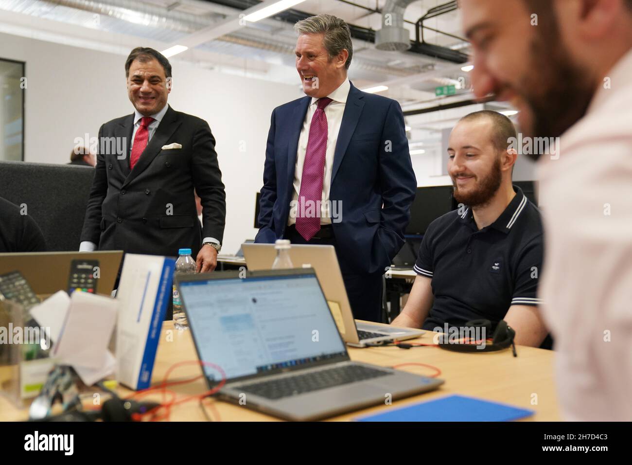 CBI-Präsident Karan Bilimoria (links) begleitet Sir Keir Starmer bei einem Rundgang in den Büros des Softwareunternehmens Advanced in der Mailbox in Birmingham vor der Rede des Labour-Vorsitzenden auf der CBI-Jahreskonferenz. Bilddatum: Montag, 22. November 2021. Stockfoto