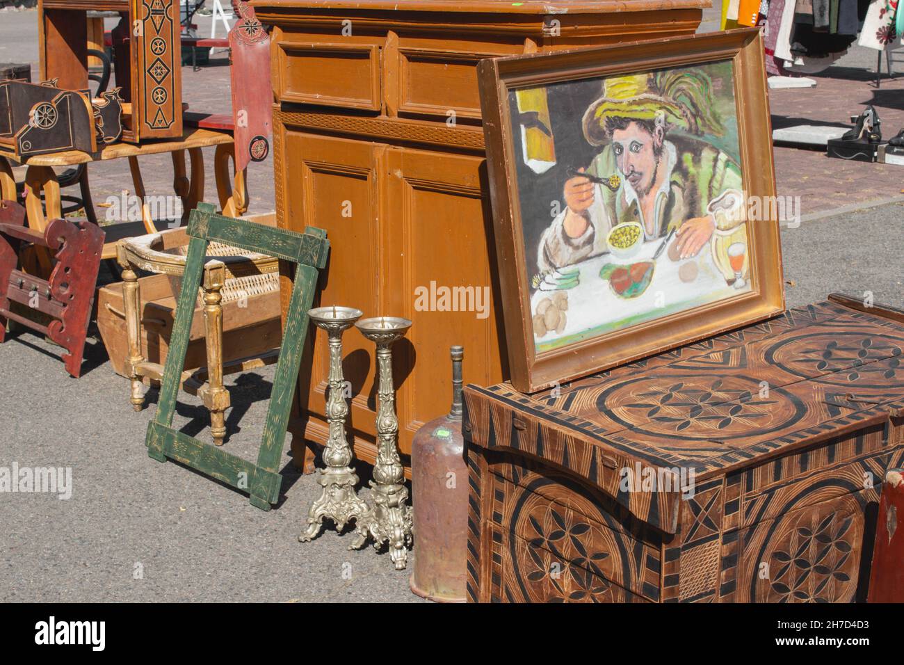Lviv, Ukraine - 30. August 2020 : Antiquitäten auf dem Flohmarkt oder traditionellen Festival - verschiedene Vintage-Holzsachen, Kisten, Truhen, Bilderrahmen und Stockfoto