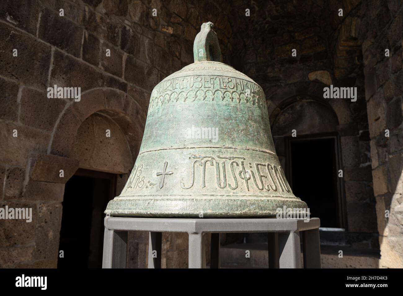 29. Mai 2021, Tatev, Armenien: Eine große, schwere Glocke mit Ornamenten im Kloster Tatev Stockfoto