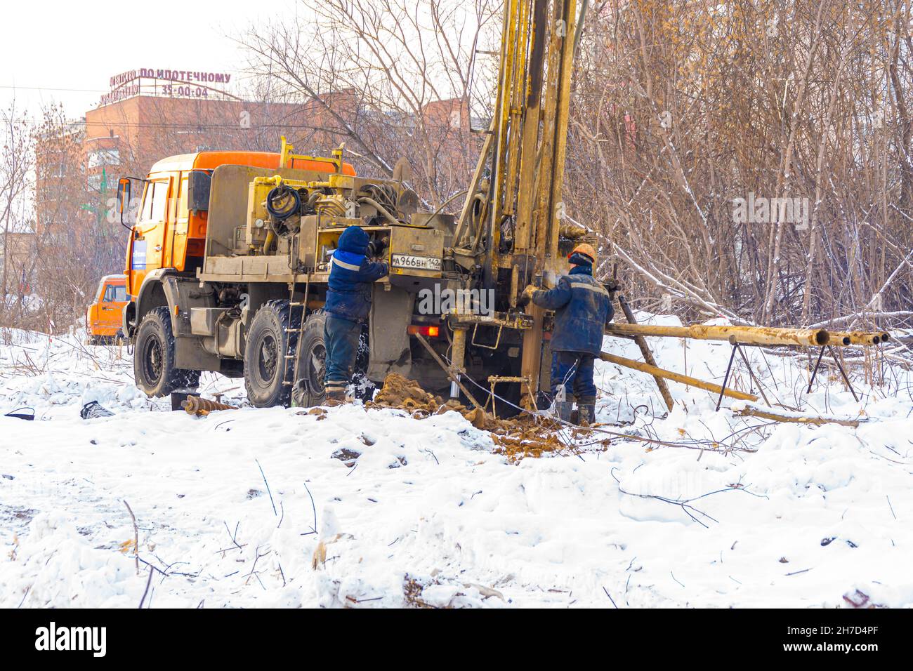 18. november 2021, Kemerowo, Russland. Winterstudie der Bodenstruktur, um erste Daten für die Planung von Gebäuden und die Wahl der Art der FO zu erhalten Stockfoto