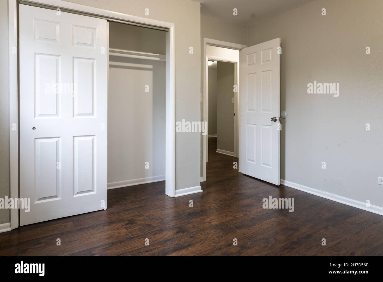 Innenraum eines geräumigen Schlafzimmers mit einem Kleiderschrank Stockfoto