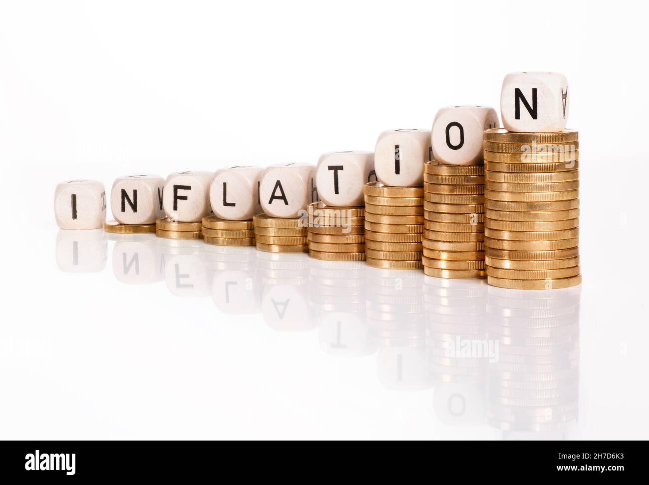 Steigende Stapel mit Münzen und dem Wort Inflation Stockfoto