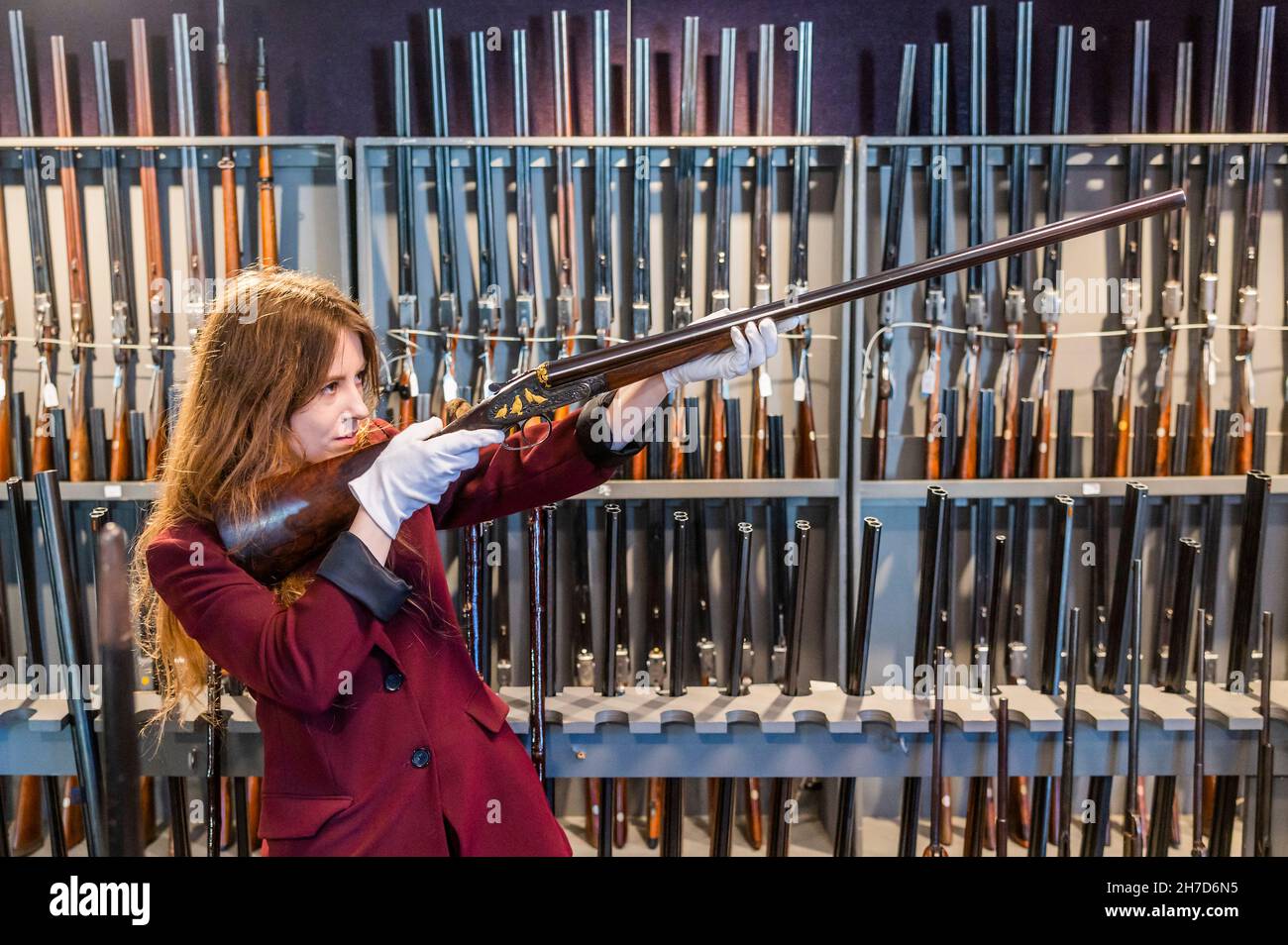 London, Großbritannien. 22nd. November 2021. Eines von einem unvollständigen Paar von Ken Hunt verzierten 12-bore3 selbstöffnenden Seitenschieberwaffen von J. Purdey & Sons, NR. 27941/2 in ihrem messingmontierten Etui aus Eiche und Leder mit Handelsetiketten, est £15.000 - 20.000 - Preview of Bonhams' Arms and Armor and Sporting Guns, Verkauf von Gewehren und Vintage-Schusswaffen am Standort Knightsbridge. Der Verkauf erfolgt am 24th. Und 25th. November. Kredit: Guy Bell/Alamy Live Nachrichten Stockfoto