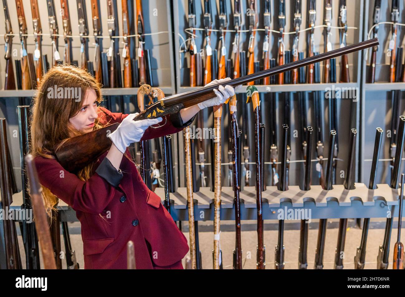 London, Großbritannien. 22nd. November 2021. Eines von einem unvollständigen Paar von Ken Hunt verzierten 12-bore3 selbstöffnenden Seitenschieberwaffen von J. Purdey & Sons, NR. 27941/2 in ihrem messingmontierten Etui aus Eiche und Leder mit Handelsetiketten, est £15.000 - 20.000 - Preview of Bonhams' Arms and Armor and Sporting Guns, Verkauf von Gewehren und Vintage-Schusswaffen am Standort Knightsbridge. Der Verkauf erfolgt am 24th. Und 25th. November. Kredit: Guy Bell/Alamy Live Nachrichten Stockfoto