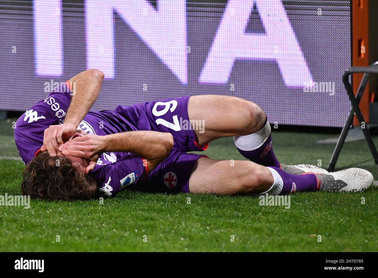 Stadion Artemio Franchi, Florenz, Italien, 20. November 2021, Alvaro Odriozola (Fiorentina) verletzt während ACF Fiorentina gegen AC Mailand - italienische Gesellschaft Stockfoto