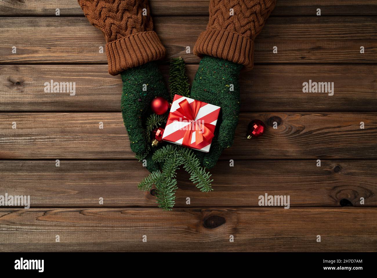 Geschenk geben Weihnachtskonzept mit Geschenk in den Händen einer Frau auf vintage Holzhintergrund Stockfoto