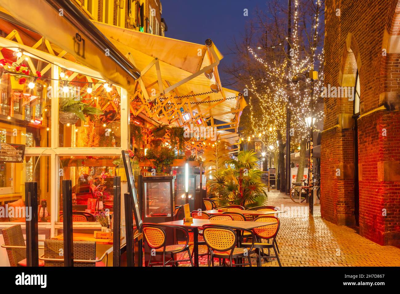 Alkmaar, Niederlande - 10. November 2021: Blick auf den alten holländischen Waagplein Platz mit Bars, Restaurants und weihnachtsschmuck Stockfoto