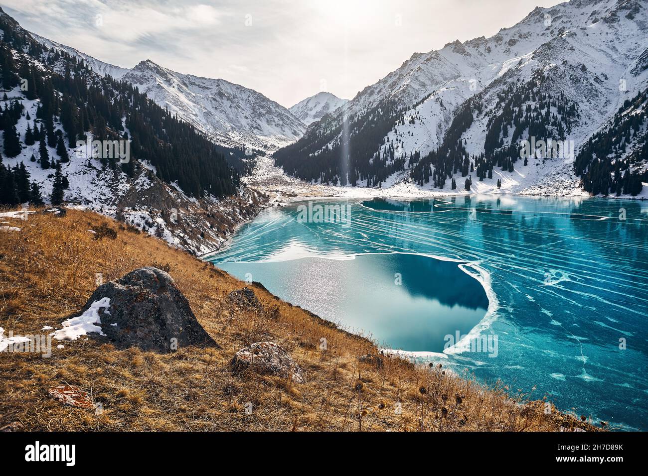 Schöne Landschaft von Bergsee mit blauem Eis im Winter Stockfoto