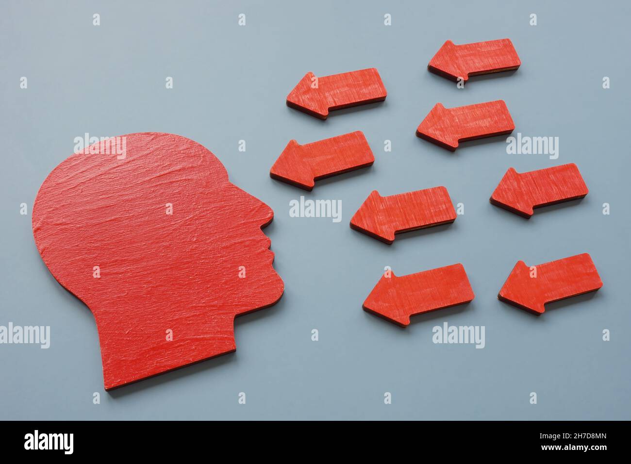 Durchsetzungsvermögen und Vertrauenskonzept. Kopfform und Pfeile. Stockfoto