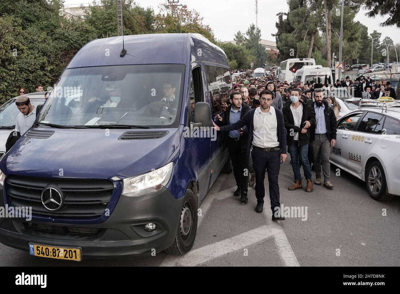 Jerusalem, Israel. 22nd. November 2021. Eliyahu David Kay, 26, ein Opfer des Terroranschlags vom Vortag in der Nähe des Einganges zum Kettentor des Tempelbergs, am 21st. November 2021, wird auf dem Friedhof Har Hamenuchot zur Ruhe gebracht. Kay wanderte 2016 aus Südafrika nach Israel aus, um in der IDF Fallschirmjäger-Brigade zu dienen. Kay wurde zur Hochzeit verpflichtet und arbeitete als Reiseleiter an der Westmauer. Vier weitere wurden bei dem Schussangriff von Fadi Abu Shkhaydam (42), einem Palästinenser, der mit der Hamas in Verbindung steht, verletzt, der bei einer Polizeischießerei im Anschluss daran getötet wurde. Quelle: Nir Alon/Alamy Live Stockfoto