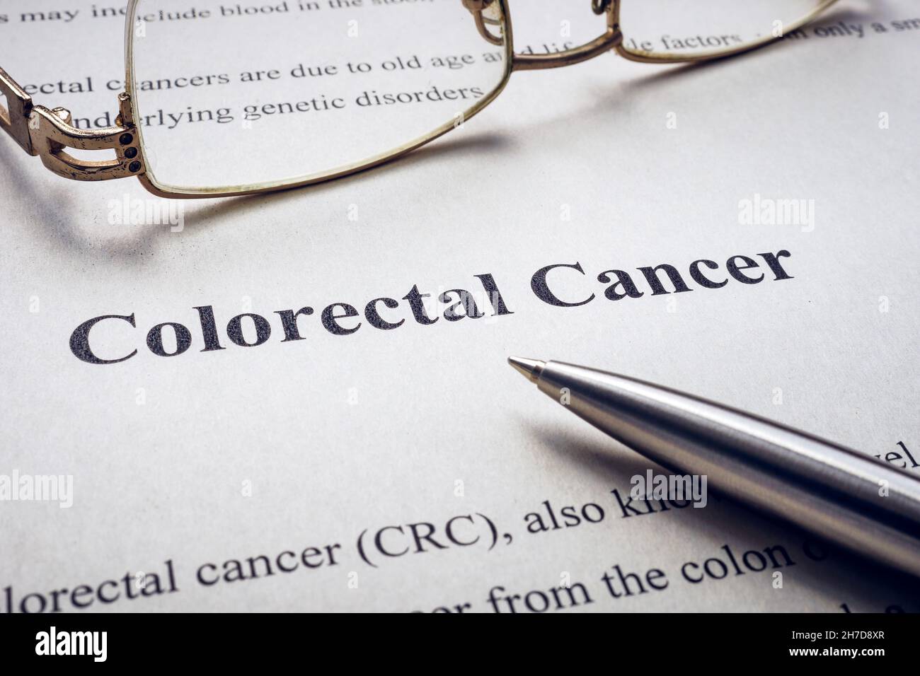 Info über Darmkrebs und Stift mit Brille. Stockfoto