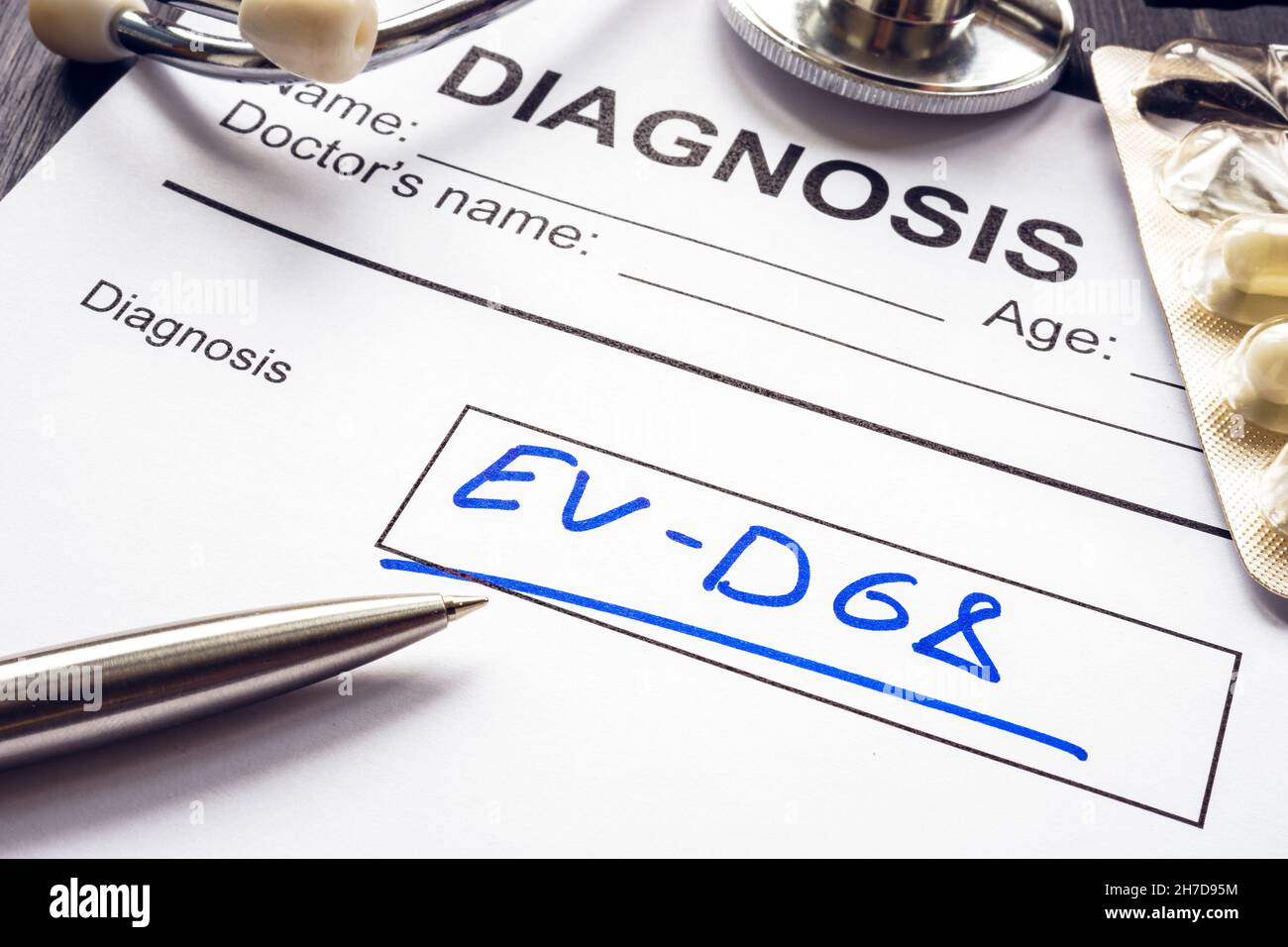 Schriftliche Diagnose Enterovirus D68 EV-D68 mit Stift und Pillen. Stockfoto