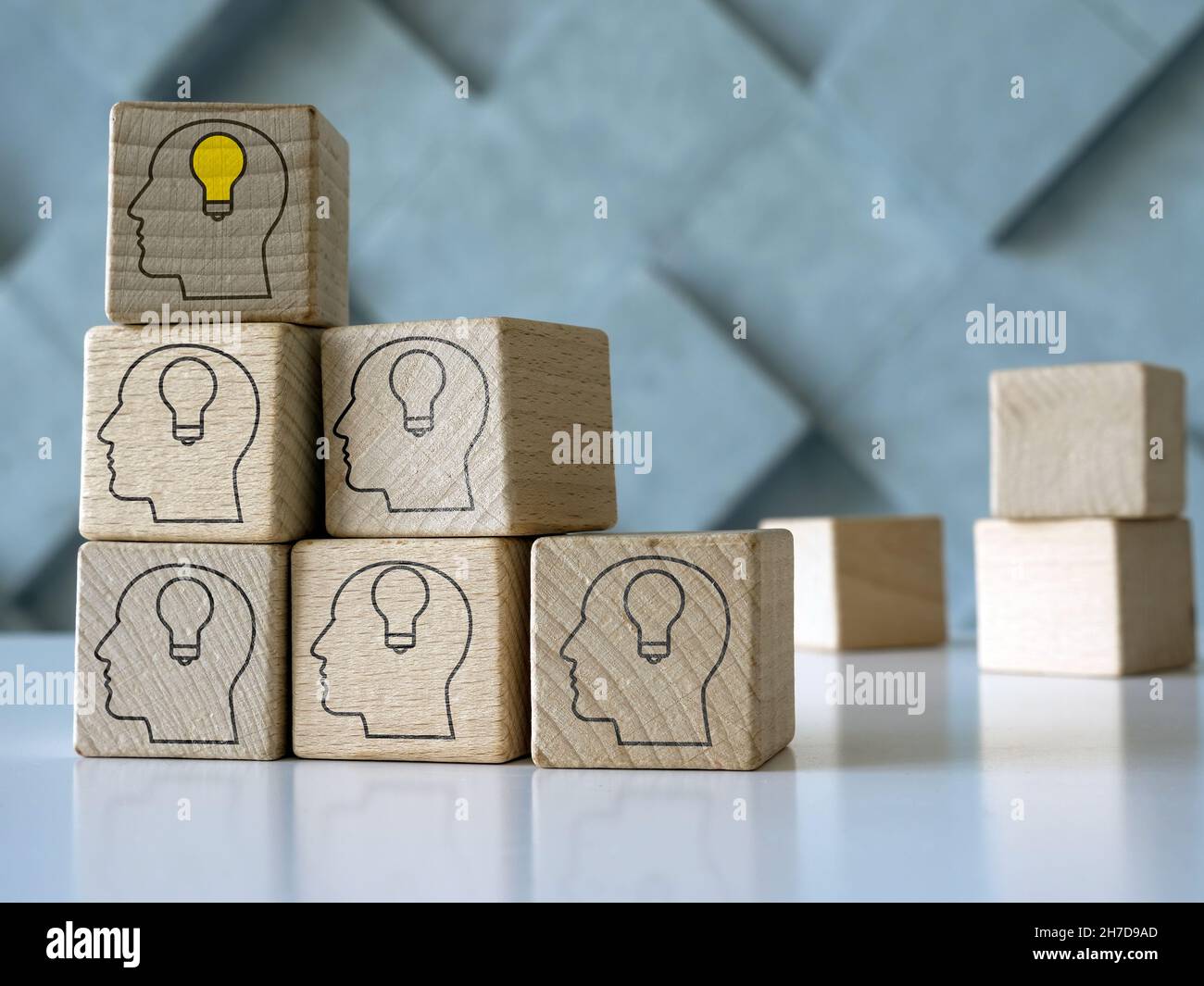 Führung und neues Ideenkonzept. Würfel mit Kopfformen. Stockfoto