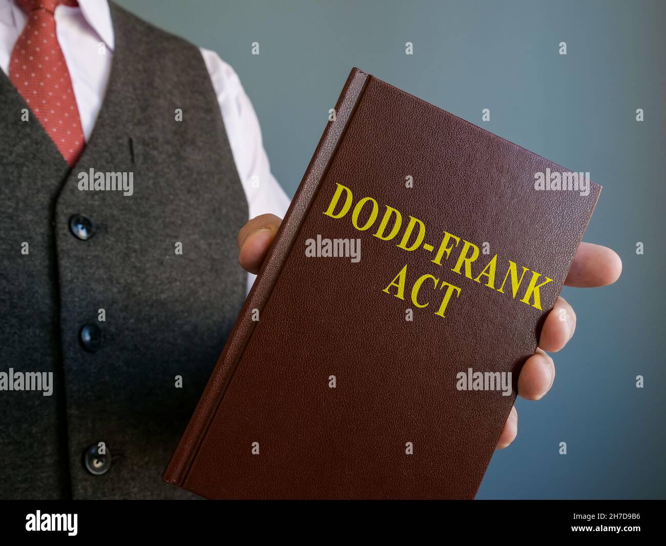 Anwalt zeigt Dodd-Frank in den Händen. Stockfoto