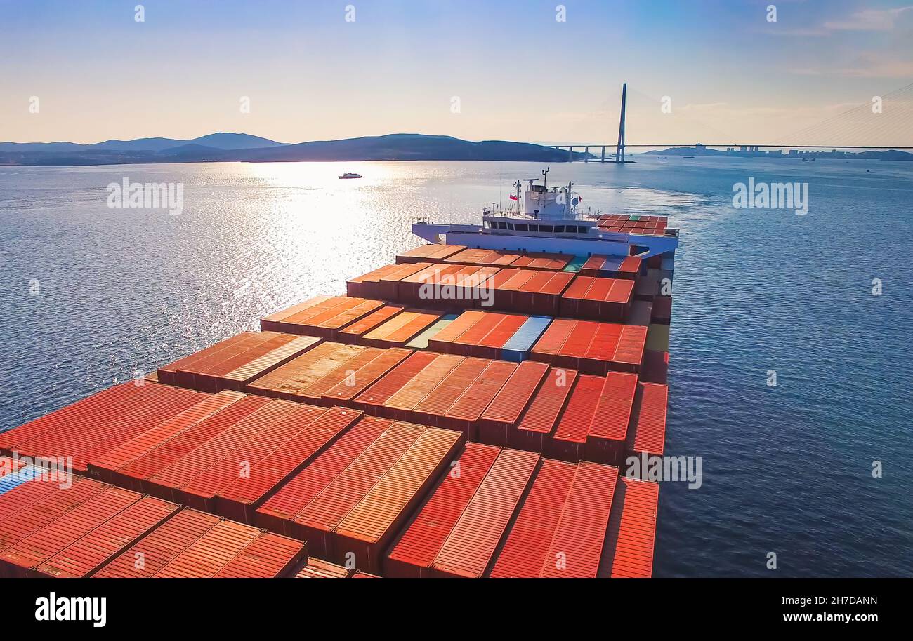Wladiwostok, primorski Kray. Container schiff vor Anker im Hafen Wladiwostok Reede Stockfoto