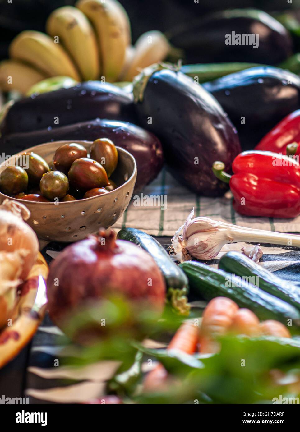 Obst und Gemüse (Bananen und Auberginen) werden gewaschen und desinfiziert, bevor sie das Haus betreten. Diese hygienische Praxis wurde weltweit umgesetzt Stockfoto