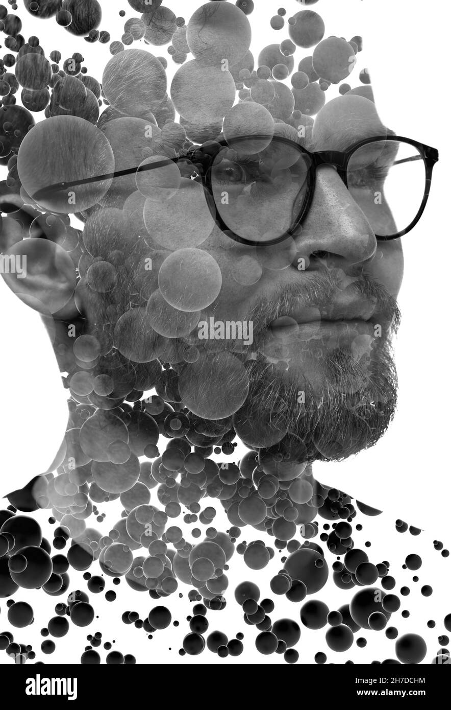 Ein Porträt eines Mannes kombiniert mit 3D Kugeln in einer Doppelbelichtungstechnik. Stockfoto