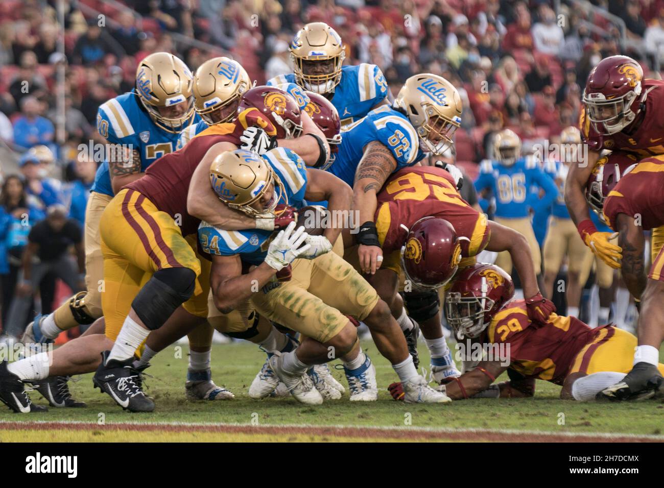 UCLA Bruins läuft zurück Zach Charbonnet (24) rauscht den Ball für einen Touchdown während eines NCAA-Fußballspiels gegen die USC-Trojaner, Samstag, den 20. November, Stockfoto