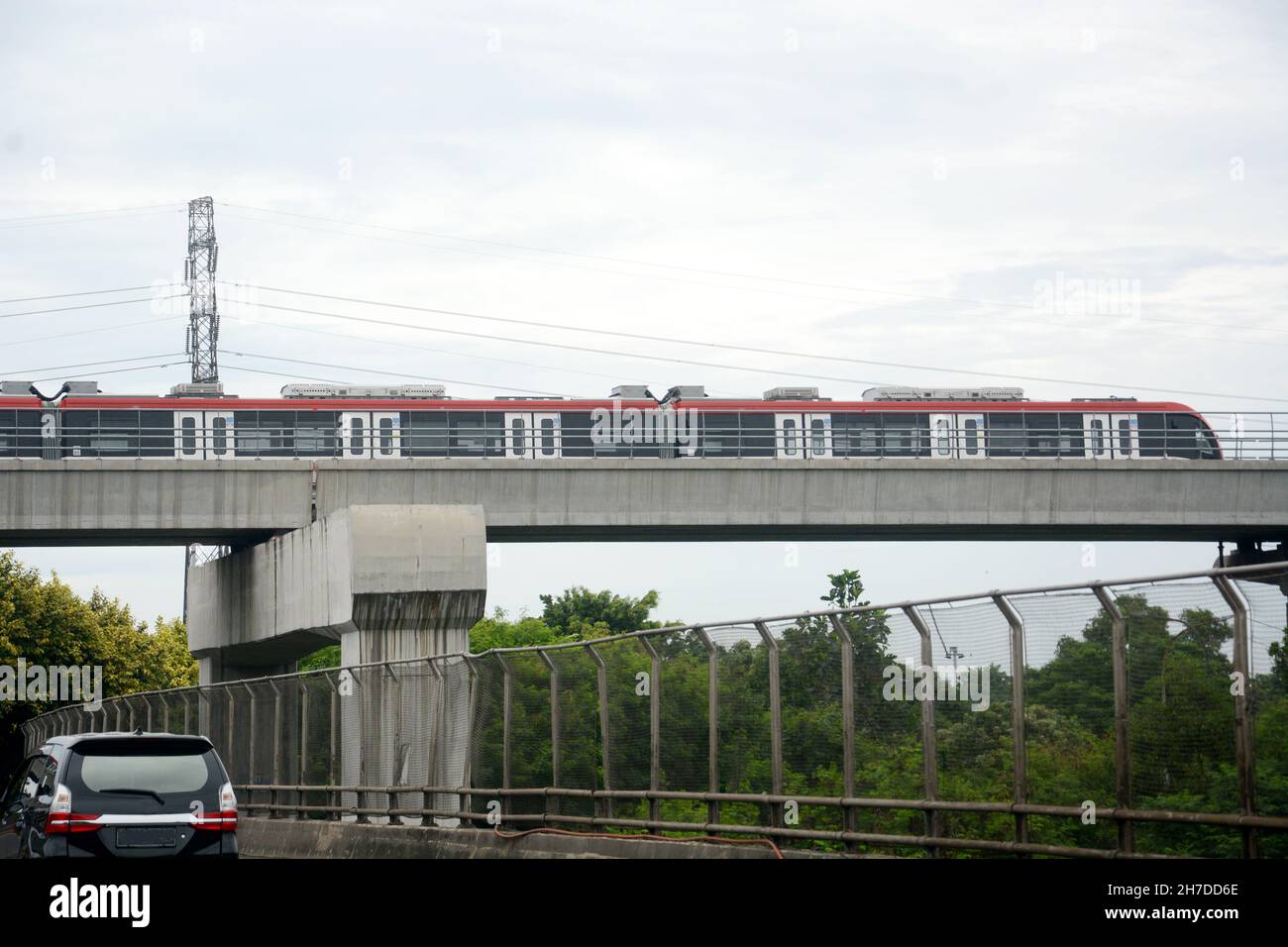 Das neue Verkehrsmittel in Jakarta, nämlich der LRT-Zug Stockfoto