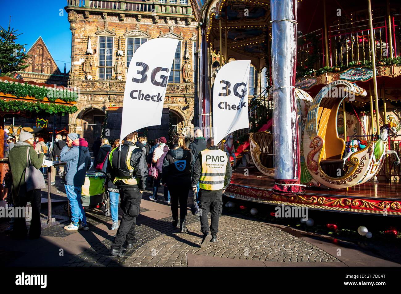 Bremen, Deutschland. 22nd. November 2021. Mobile 3G prüft auf dem Weihnachtsmarkt. Der Weihnachtsmarkt in Bremen wird voraussichtlich vom 22. November bis 23. Dezember geöffnet sein. Quelle: Sina Schuldt/dpa/Alamy Live News Stockfoto