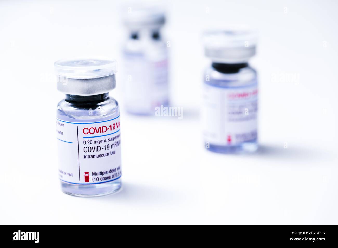 Coronavirus-Impfstoff, COVID-19-Impfstoff, Corona-Impfung. Fläschchen mit mRNA-Impfstoff zur Injektion auf weißem Hintergrund. Stockfoto