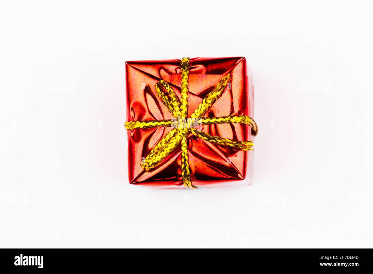 Schachtel mit Geschenk auf weißem Hintergrund mit Platz für Text. Rote Kästchen mit Geschenken. Geschenkschachteln für Weihnachten. Weihnachtsgeschenke. Geschenkschachteln für Neujahr bis fam Stockfoto