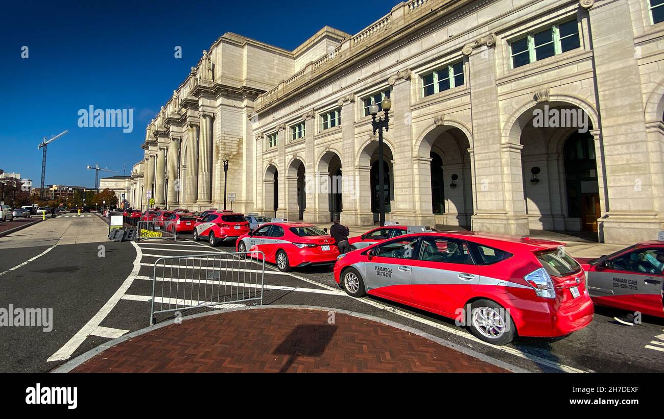 Washington DC – 17. November 2021; eine Reihe roter und silberner Taxis stehen vor dem Bahnhof Union Station im Kapitol der Vereinigten Staaten für Fahrpreise an Stockfoto