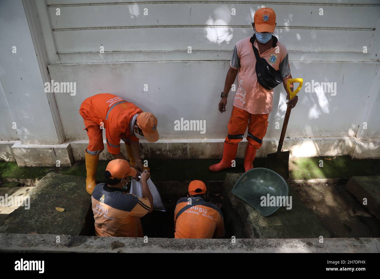 21. November 2021, Jakarta, Jakarta Capital Special Region, Indonesien: Eine Reihe von Offizieren der öffentlichen Infrastruktur und Einrichtungen, die normalerweise als die orangenen Truppen bekannt sind, führten Aktivitäten durch, um Schlamm und Müll in Sekten im Melawai-Gebiet, Kebayoran Baru, Süd-Jakarta, Indonesien, zu überfallen. Die Provinzregierung der Special Capital City Region von Jakarta unternimmt weiterhin verschiedene Anstrengungen, um Wassereinschläge und Überschwemmungen aufgrund der Regenzeit zu verhindern. (Bild: © Kuncoro Widyo Rumpoko/Pacific Press via ZUMA Press Wire) Stockfoto