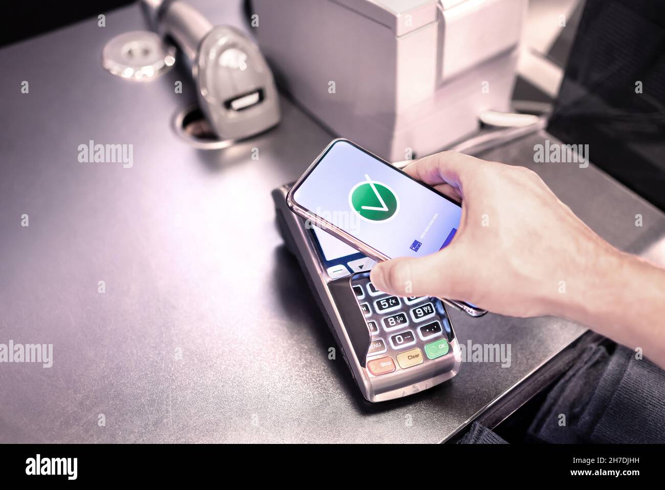 Zahlung per Telefon. Bezahlen mit kontaktloser nfc-Mobiltechnologie. App für elektronische Geldbörse und Bankkreditkarte im Smartphone. Sicher und einfach zu kaufen. Stockfoto