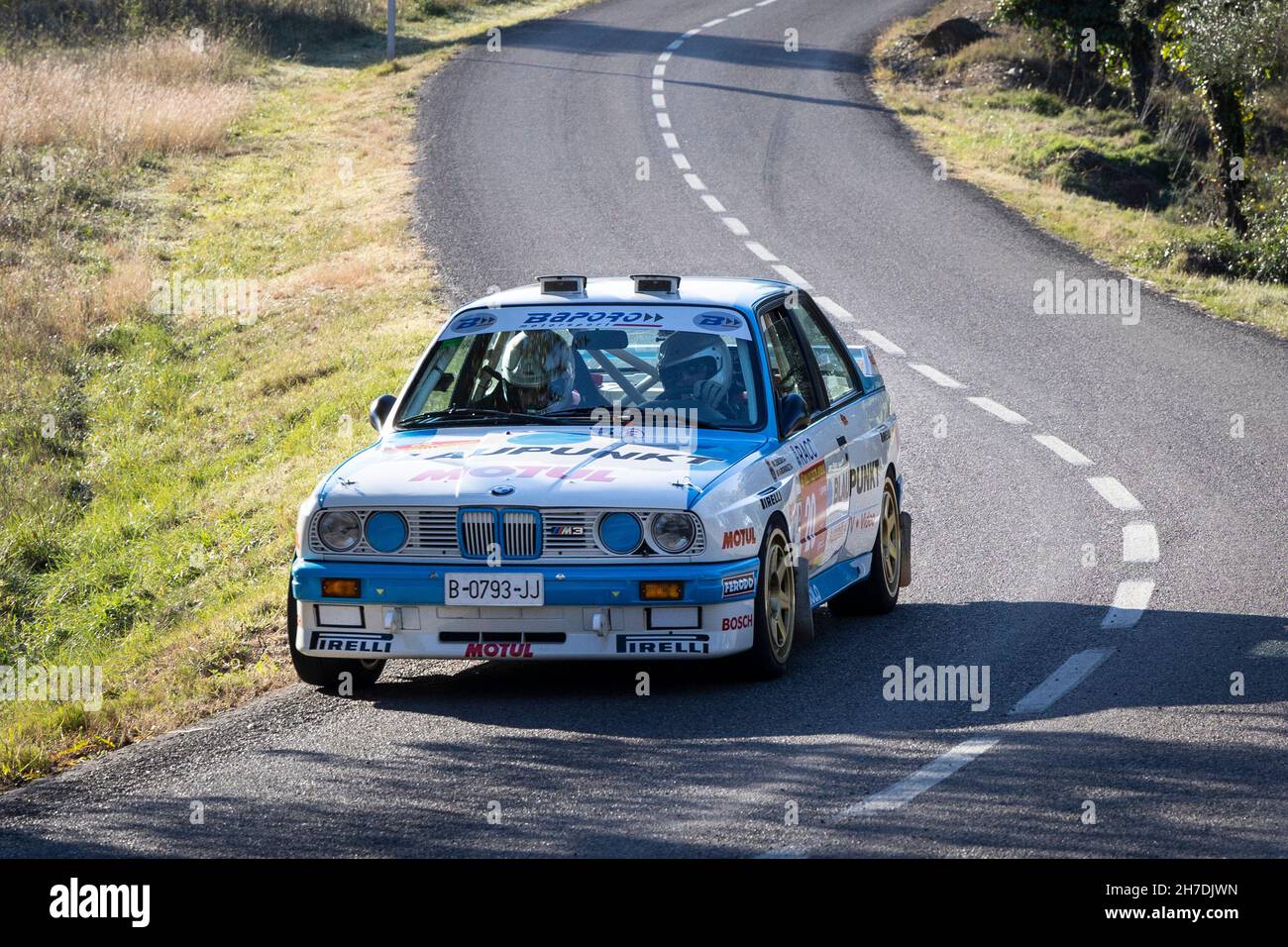 BMW M3 nimmt an der Zeitstrecke der Rallye Costa Brava 2021 in Girona, Spanien Teil Stockfoto