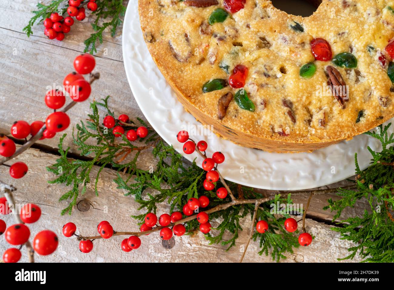 Traditioneller hausgemachter Obstkuchen mit Pekannüssen und kandierten Kirschen. Stockfoto