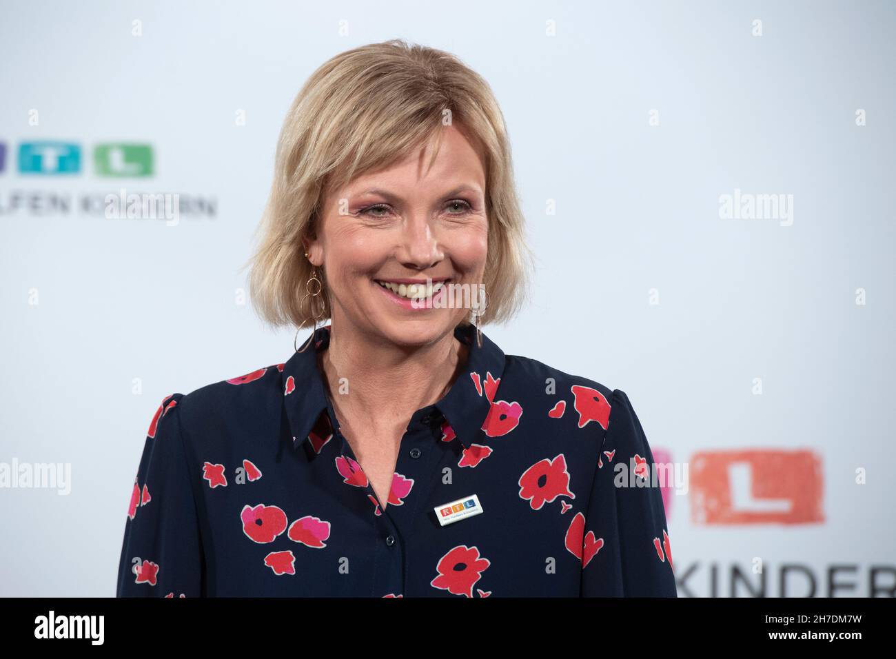 Huerth, Deutschland. 18th. November 2021. Ilka ESSMUELLER, Essmuller, Essmuller, Moderatorin, 26th RTL Spendenmarathon 'Wir helfen Kindern', Fernsehen, 18.-19. November 2021. Kredit: dpa/Alamy Live Nachrichten Stockfoto