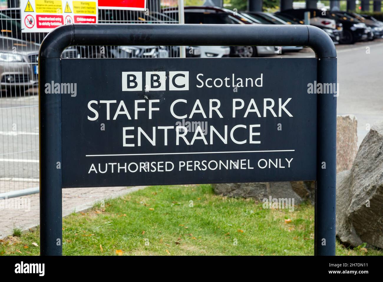 Schild am Eingang zu einem BBC Scotland Staff Car Park, Pacific Quay, Glasgow, Schottland, Großbritannien Stockfoto