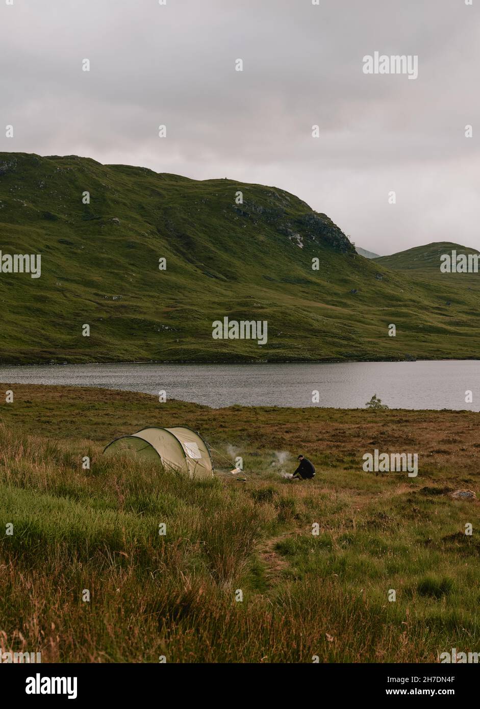 Ein Einzelt wild campen in der Moorlandschaft der West Highlands in Schottland - Wildnis camping Stockfoto