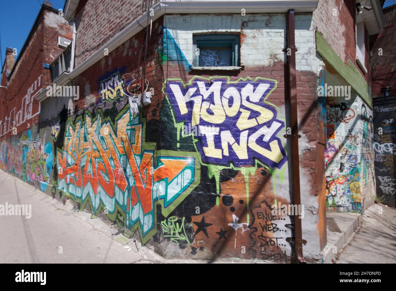 Abstrakte bunte Graffiti-Gemälde auf Betonwänden. Street Art, Hintergrund, Textur. Stockfoto