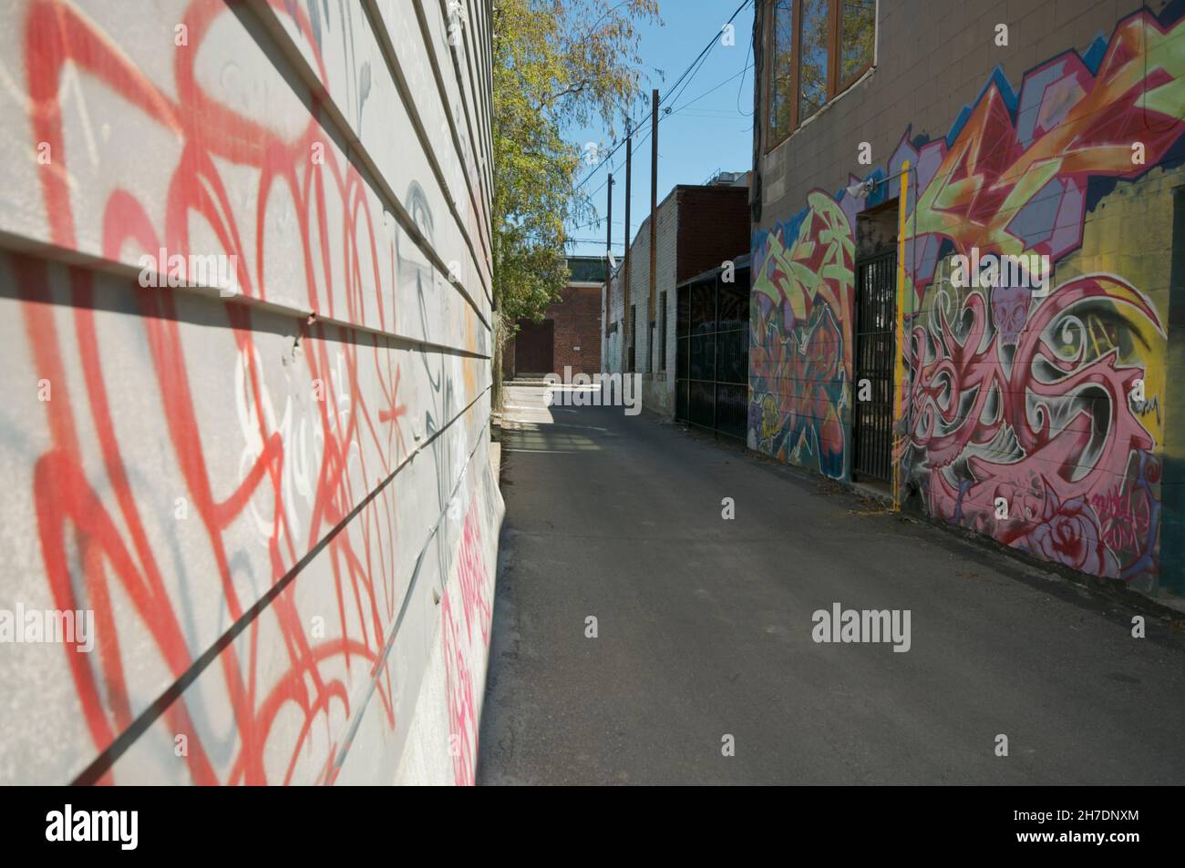 Toronto, Ontario, Canada - 05/09/2011: Abstrakte bunte Graffiti-Gemälde auf Betonwand. Street Art, Hintergrund, Textur. Stockfoto