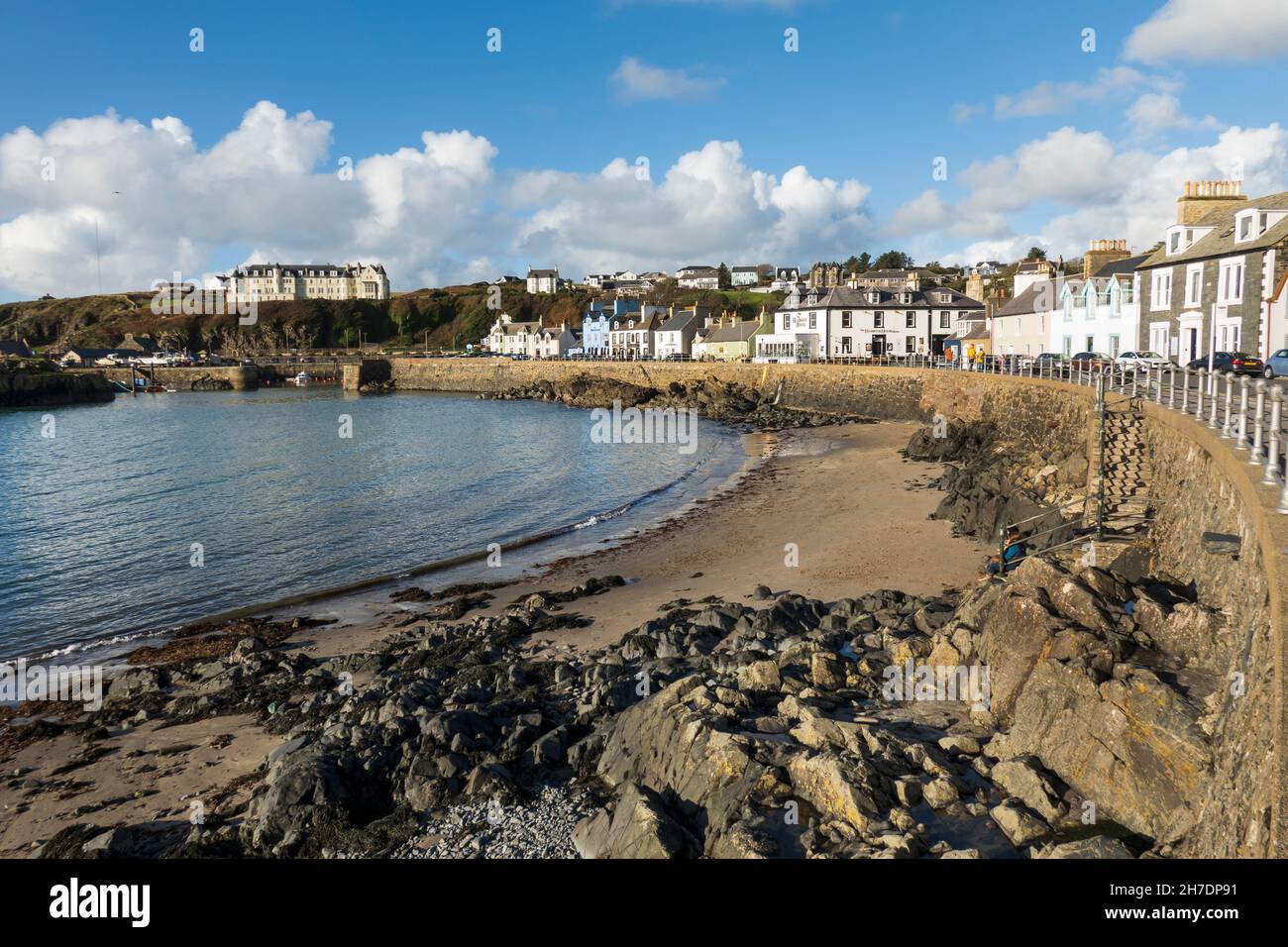 Blick auf den Strand bei Ebbe, Portpatrick, Dumfries und Galloway, Schottland, Vereinigtes Königreich, Europa Stockfoto