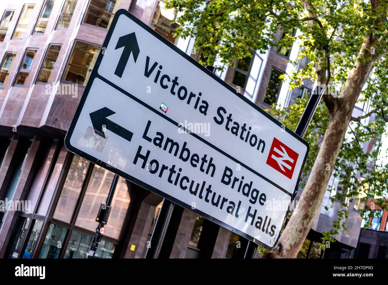 Victoria Westminster London England, 7 2021. November, Straßenschild in der Victoria Street in Richtung Victoria Station und Lambeth Bridge mit No Peo Stockfoto