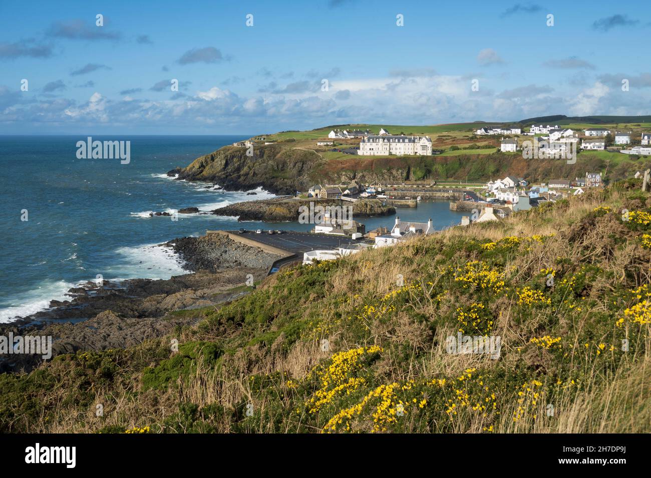 Blick auf Portpatrick und die zerklüftete Küste, Portpatrick, Dumfries und Galloway, Schottland, Vereinigtes Königreich, Europa Stockfoto