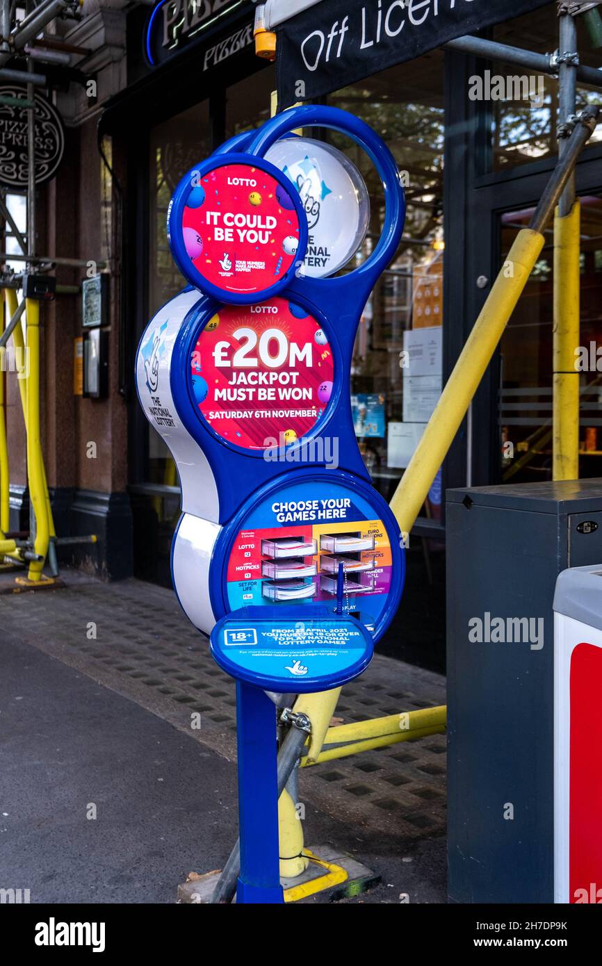 Victoria Westminster London England Großbritannien, November 7 2021, Werbestand Verkauf der nationalen Lotterie und EuroMillions Tickets für die Öffentlichkeit vor Einem Sh Stockfoto