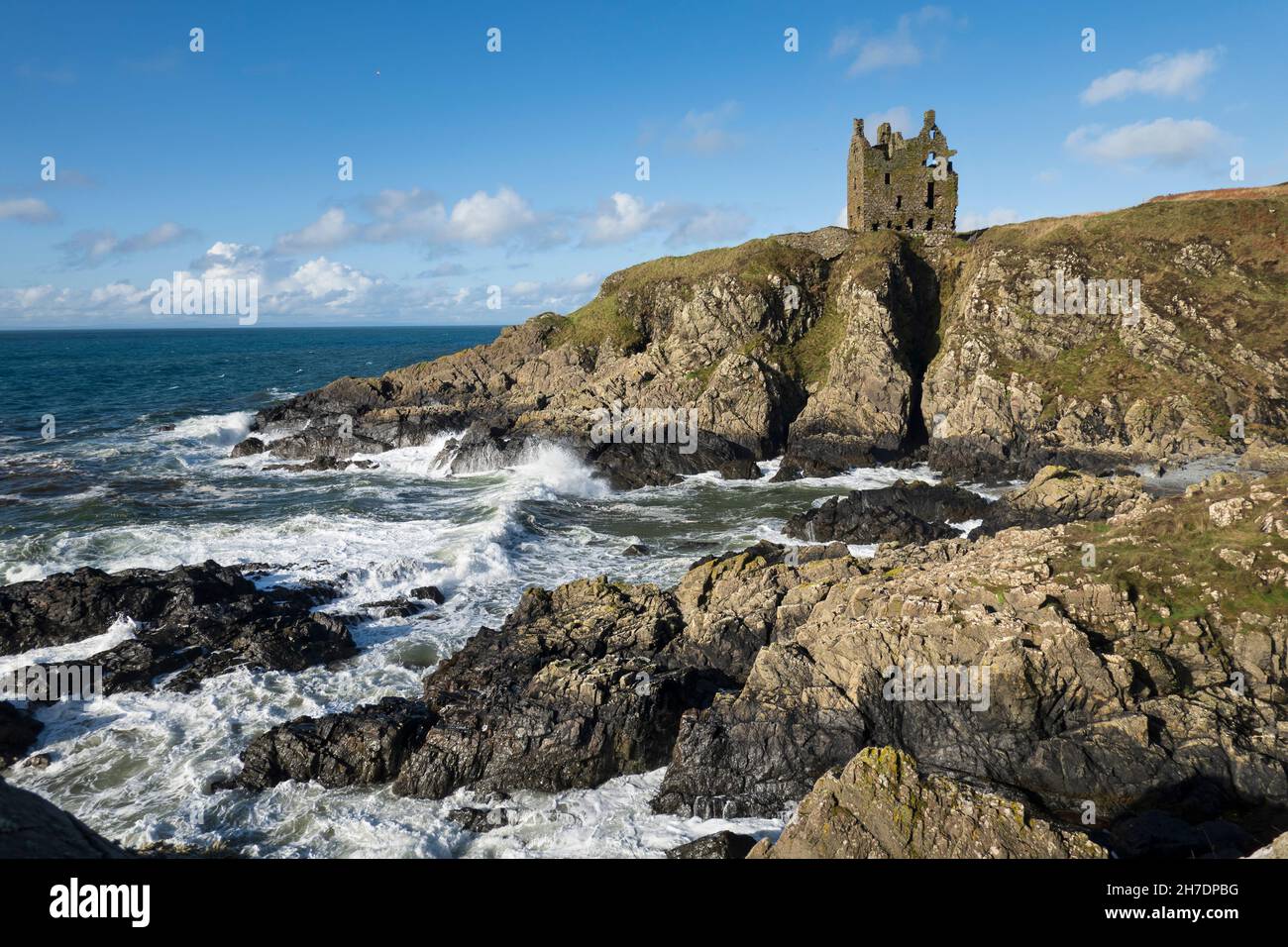 Dunskey Castle an der felsigen Küste, Portpatrick, Dumfries und Galloway, Schottland, Vereinigtes Königreich, Europa Stockfoto