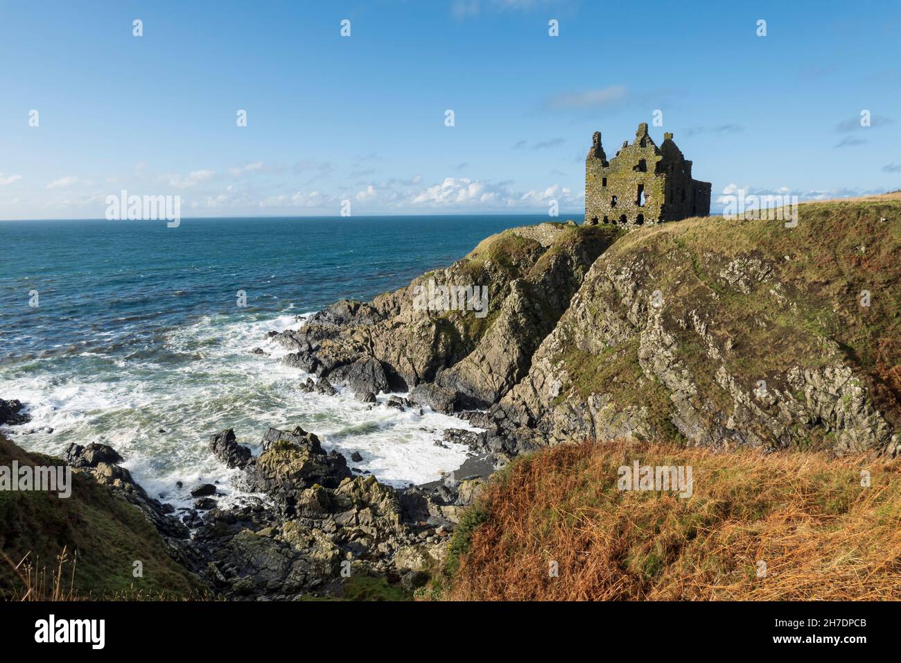 Dunskey Castle an der felsigen Küste, Portpatrick, Dumfries und Galloway, Schottland, Vereinigtes Königreich, Europa Stockfoto
