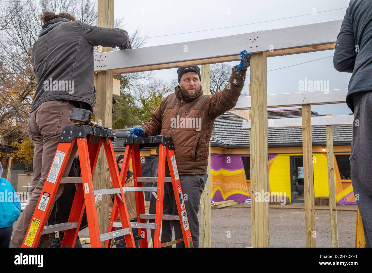 Detroit, Michigan - Freiwillige bauen Schuppen für den East Warren Farmers Market, den wöchentlichen Lebensmittel-/Handwerksmarkt. Die Arbeit wurde von der gemeinnützigen Organisation East organisiert Stockfoto