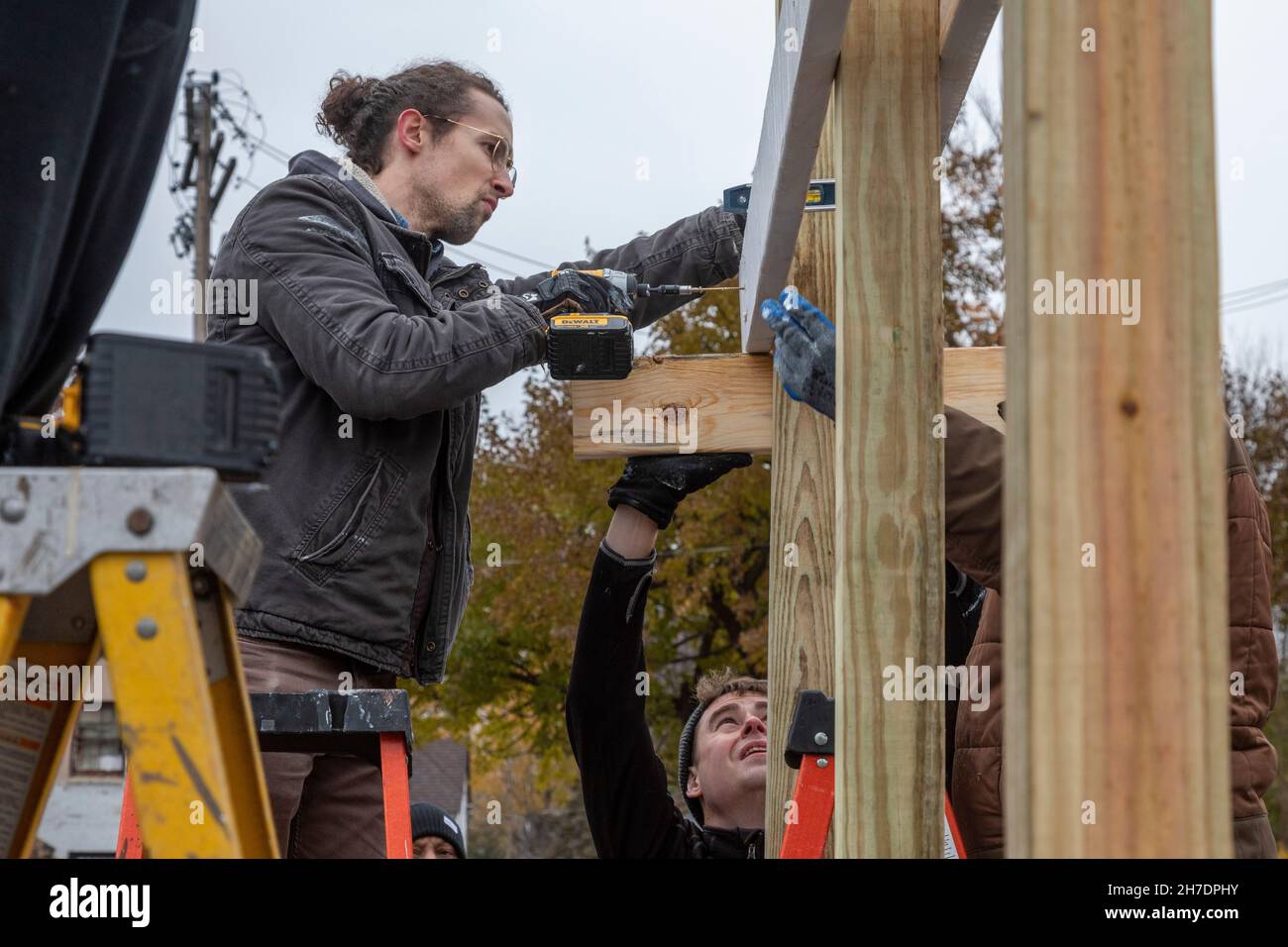 Detroit, Michigan - Freiwillige bauen Schuppen für den East Warren Farmers Market, den wöchentlichen Lebensmittel-/Handwerksmarkt. Die Arbeit wurde von der gemeinnützigen Organisation East organisiert Stockfoto