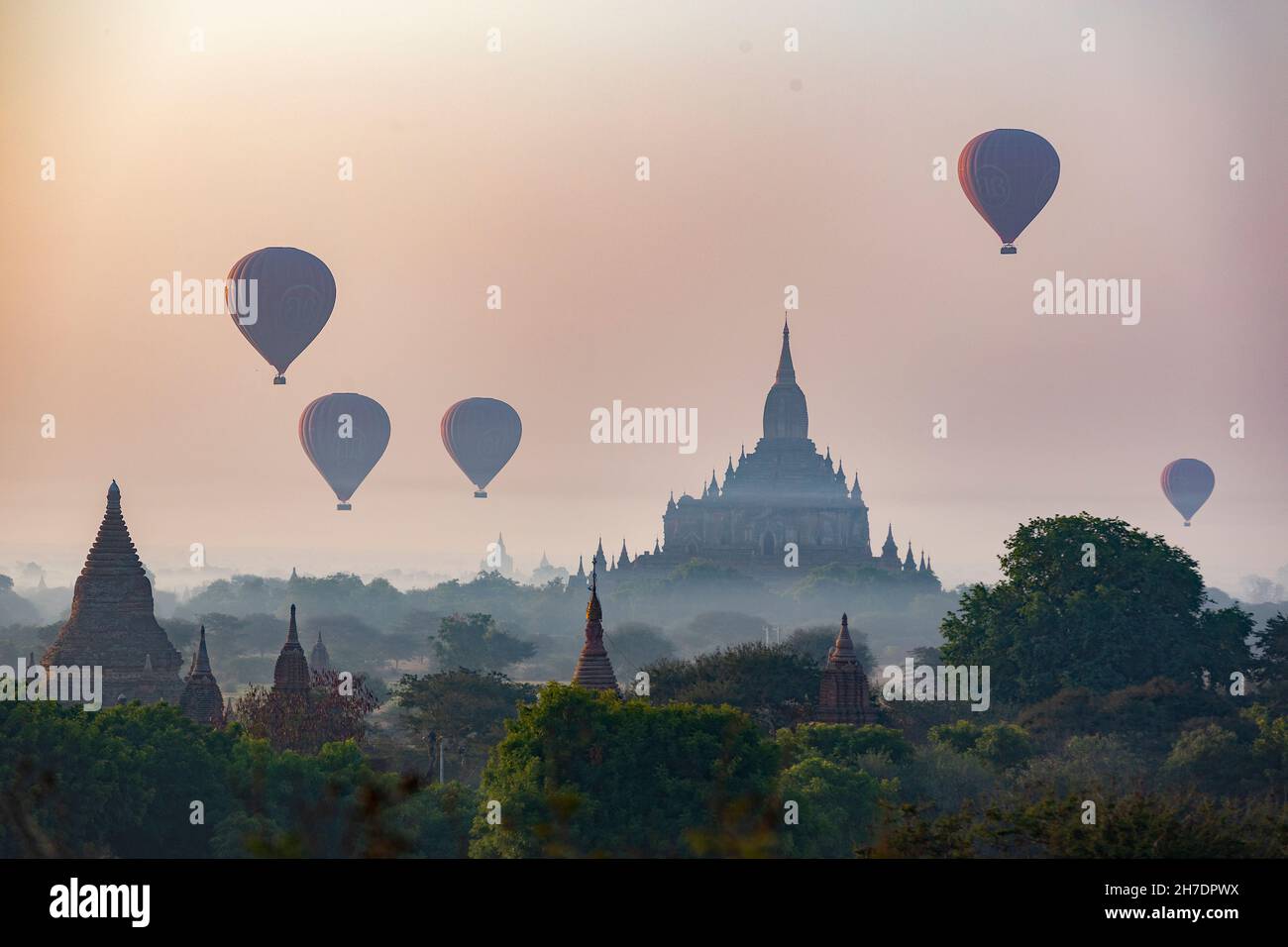 Heißluftballon, der über die Tempel von Bagan fliegt Stockfoto