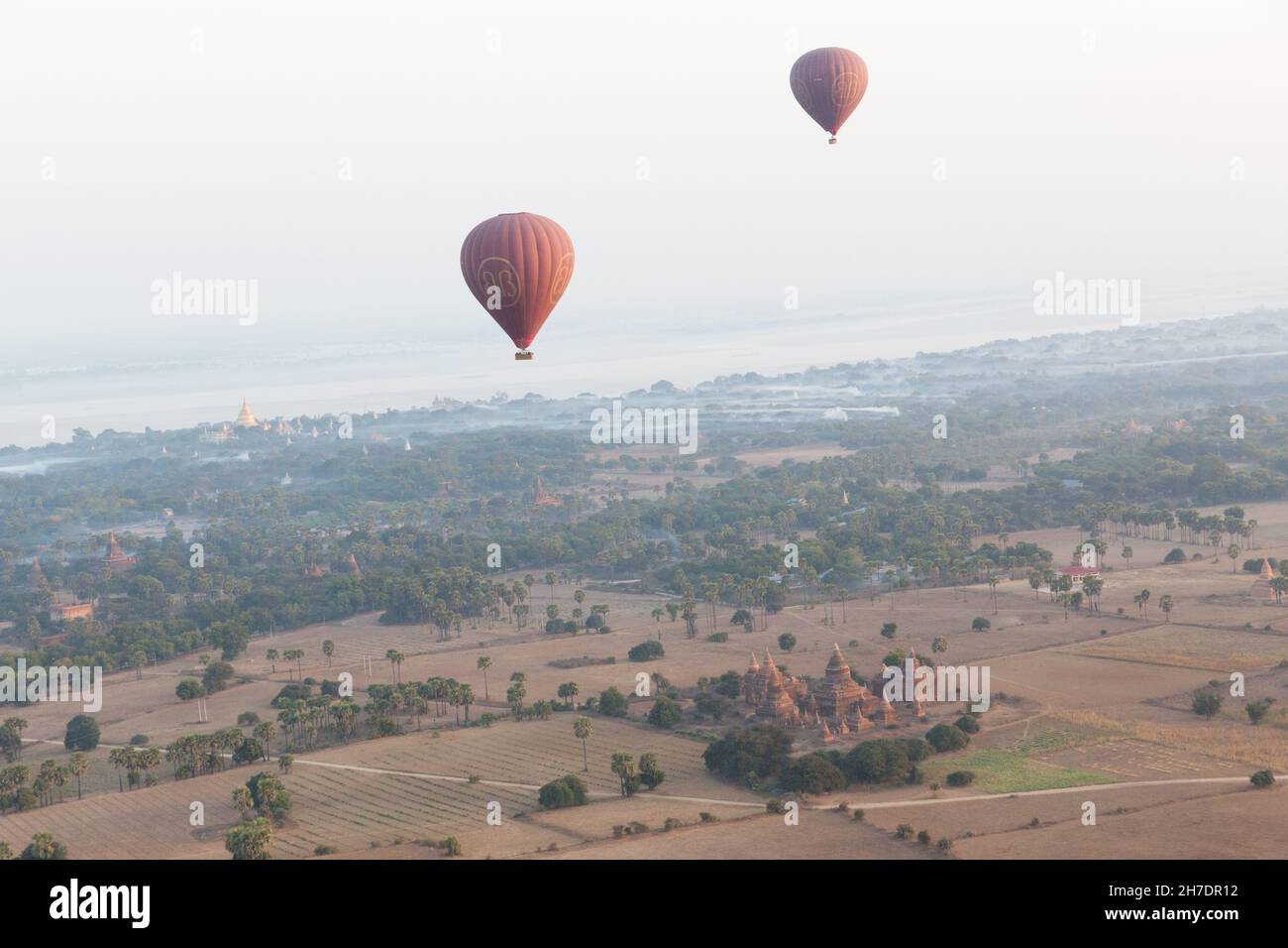 Heißluftballons fliegen über die Tempel von Bagan Stockfoto